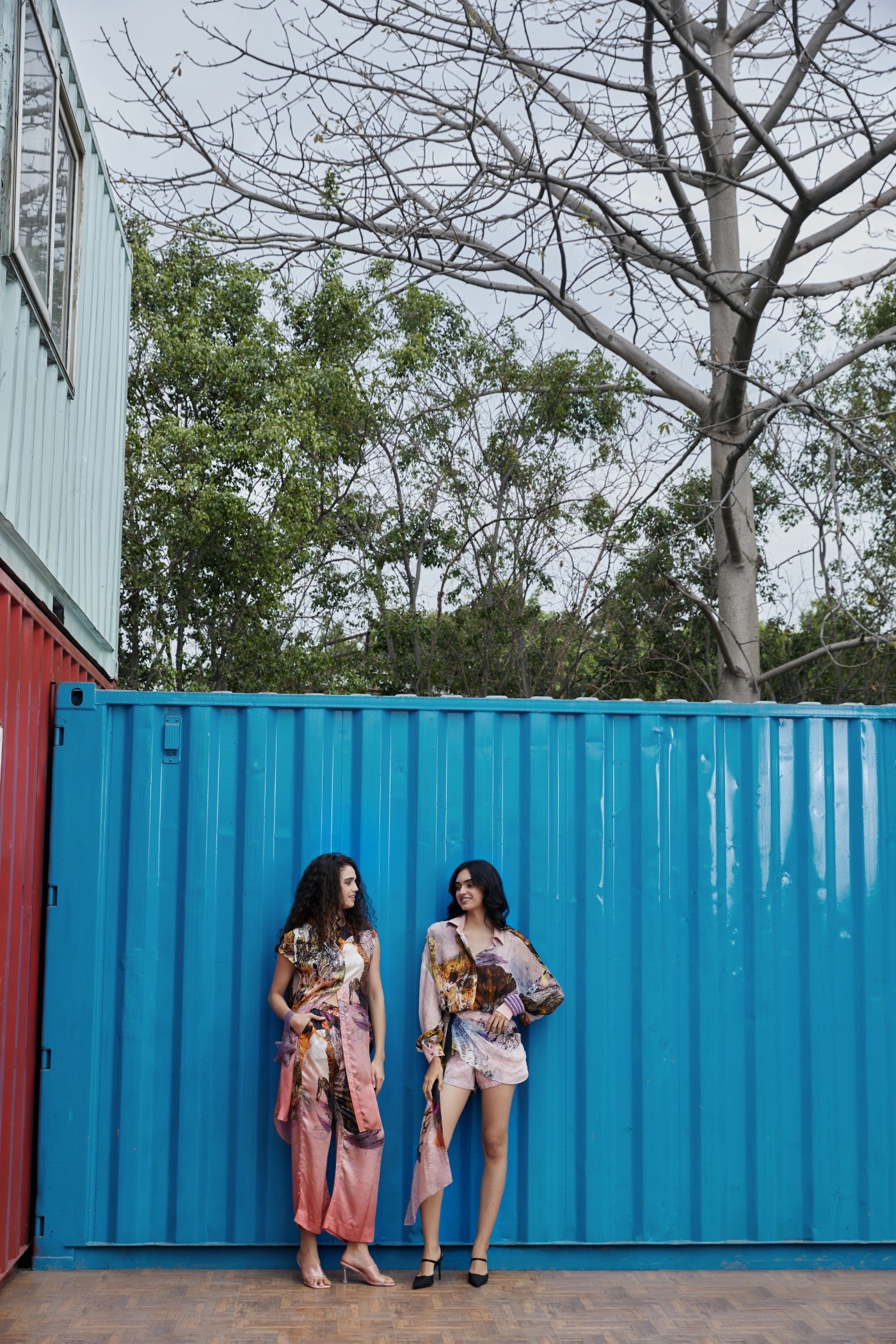 CRUNK CORAL SCENIC PRINTED LONGLINE SHIRT