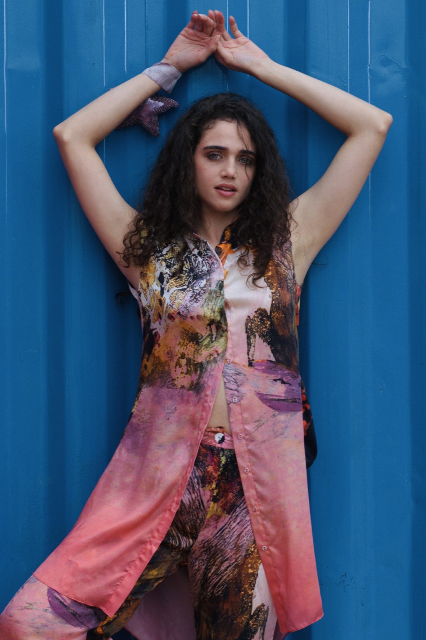 CRUNK CORAL SCENIC PRINTED LONGLINE SHIRT