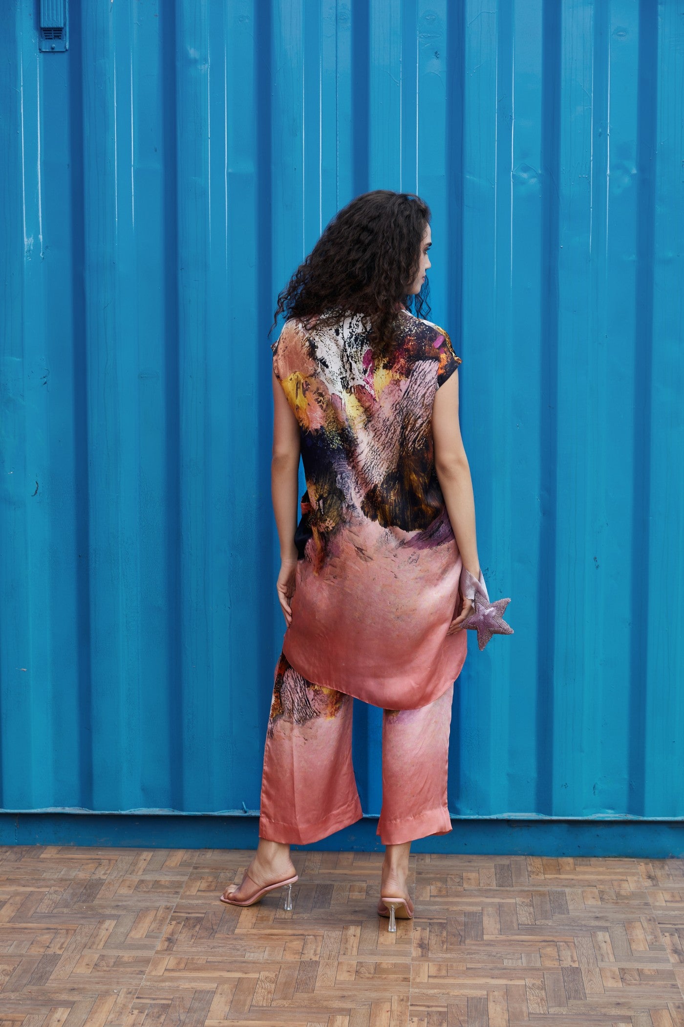 CRUNK CORAL SCENIC PRINTED LONGLINE SHIRT