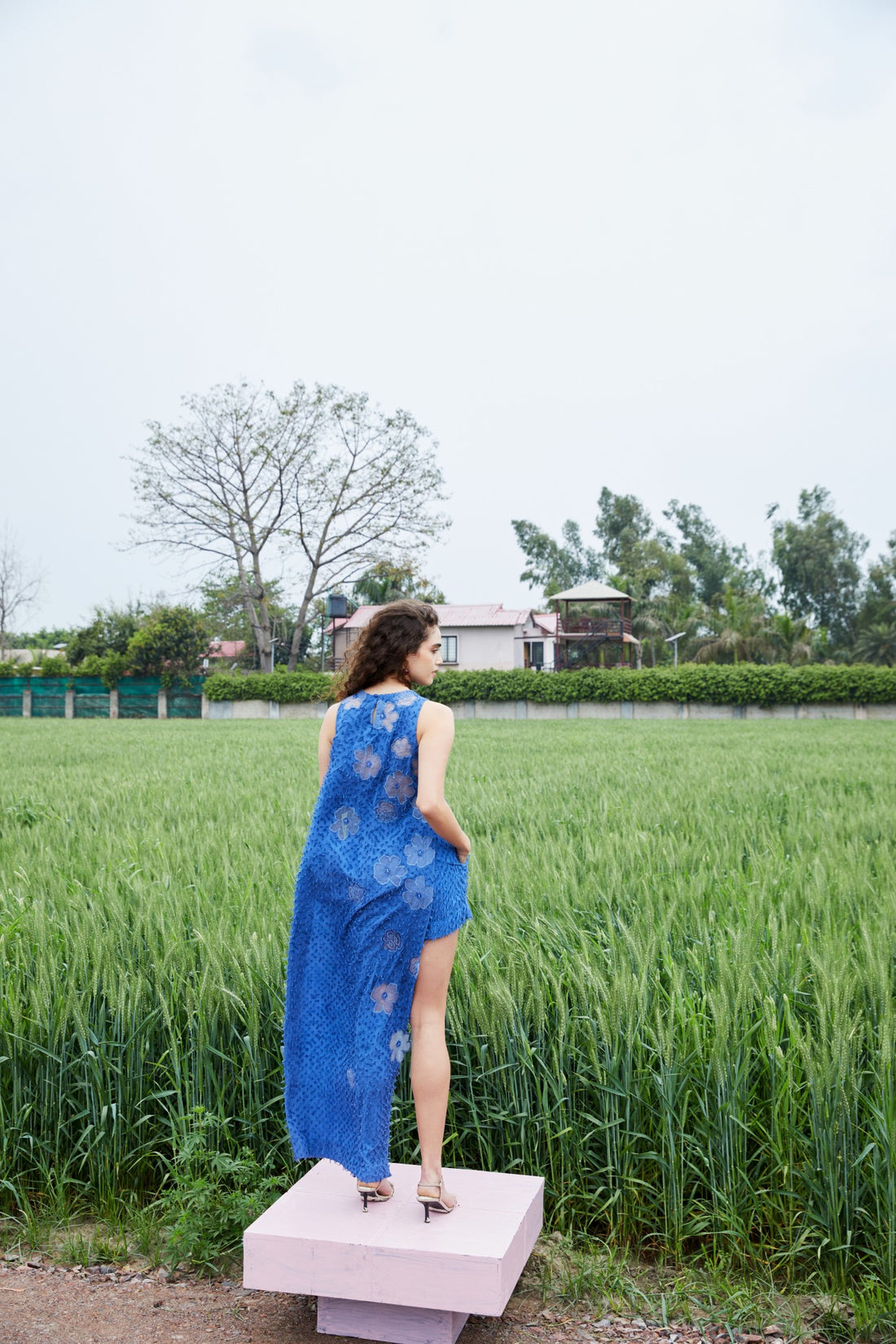 CRUNK BLUE FLOWER EMBROIDERED LONGLINE SHIRT